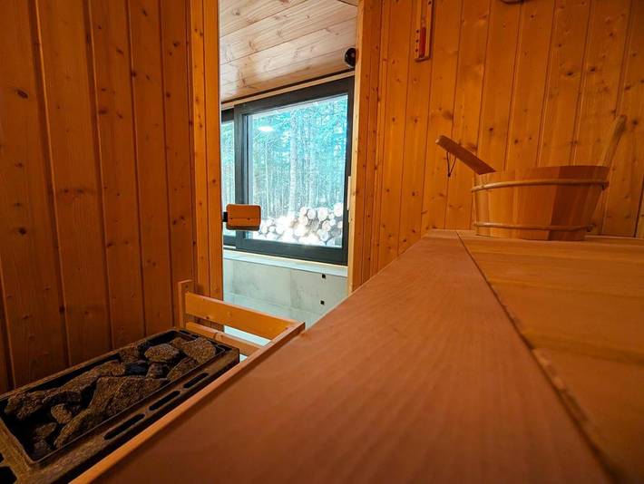 Location de vacances pour 12 personnes, avec terrasse et jardin ainsi que sauna et jacuzzi, animaux acceptés dans Chalmazel-Jeansagnière - 2