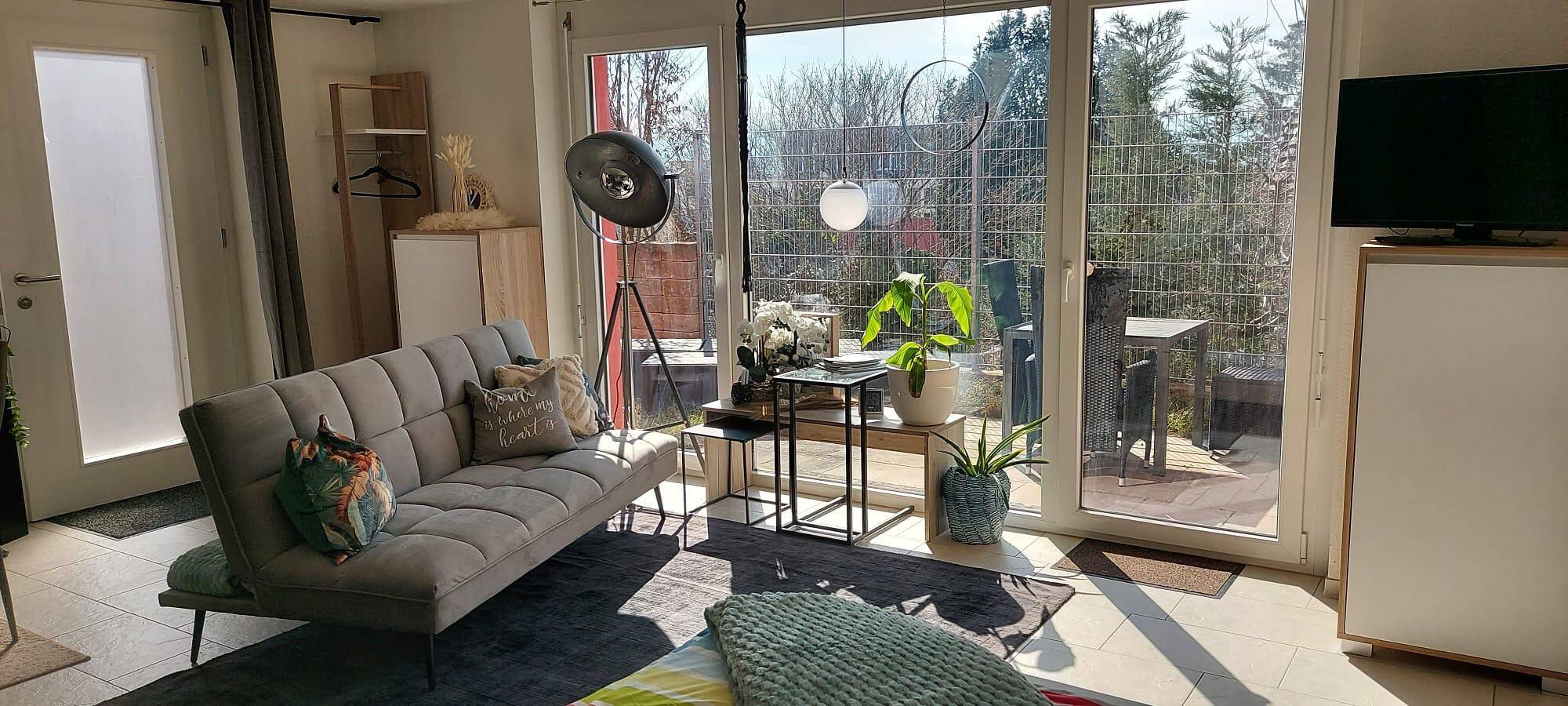 Entire studio, Studio Apartment 'Sunset Avenue' with Private Terrace, Garden, and Wi-Fi in Radolfzell, Radolfzell am Bodensee