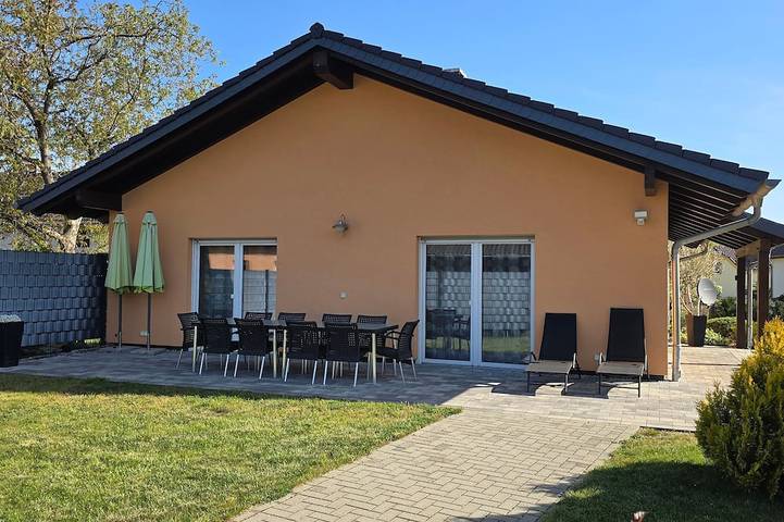 Ferienwohnung für 10 Personen, mit Terrasse und Garten in Großkoschen