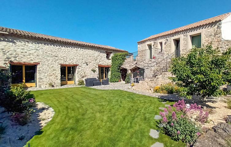 Location de vacances pour 8 personnes, avec piscine ainsi que terrasse et jardin à Pardailhan