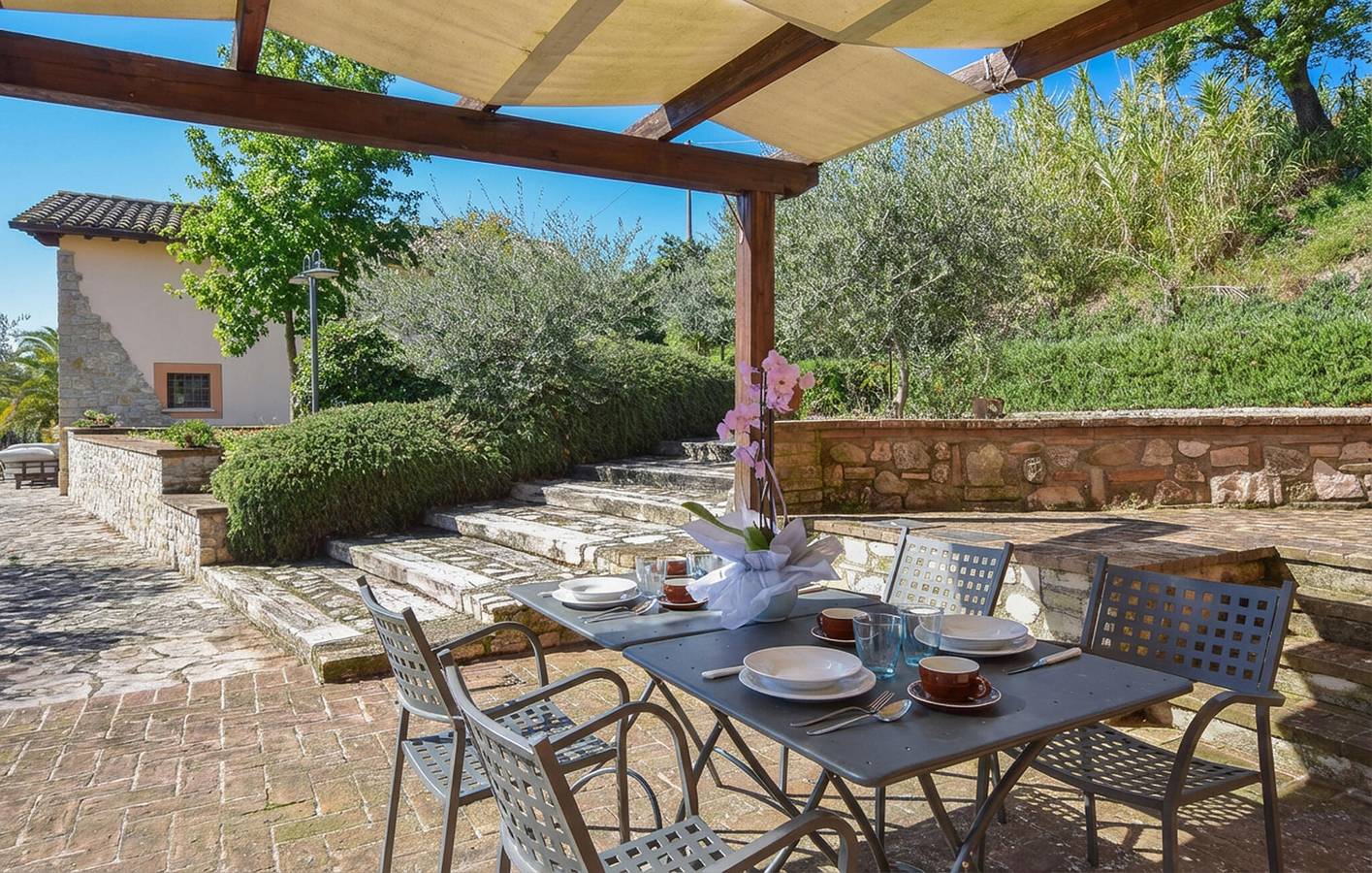 Appartamento intero, Oasi soleggiata con WiFi, piscina, parcheggio e giardino in Gualdo Cattaneo, Perugia e dintorni