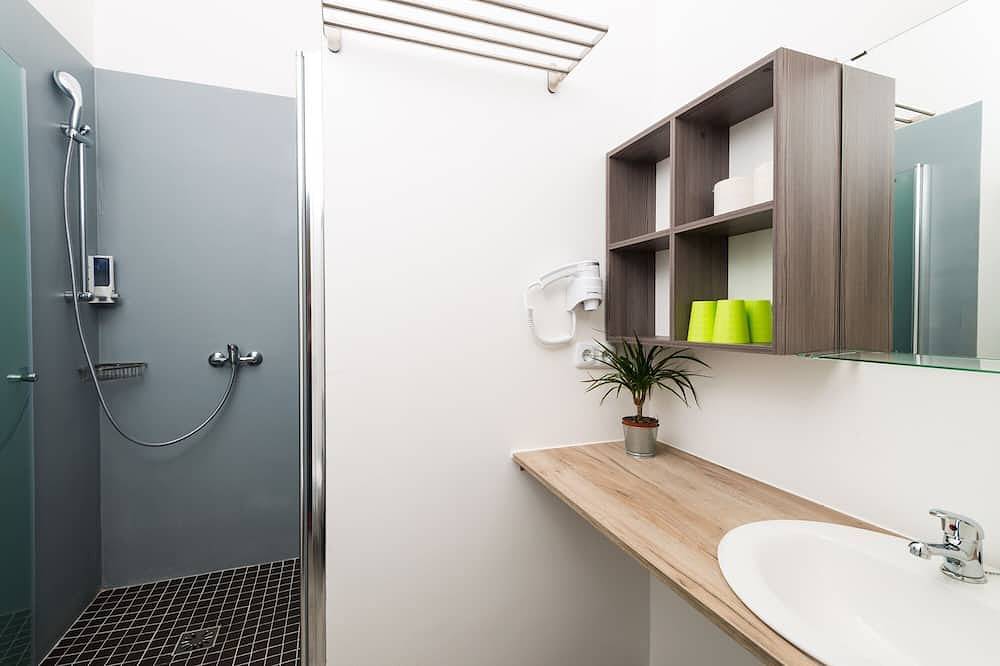 Ganze Wohnung, Neue Ferienwohnung mit Terrasse in der Nähe vom Schönbrunn/Zoo und U4 in Wien, Wienerwald