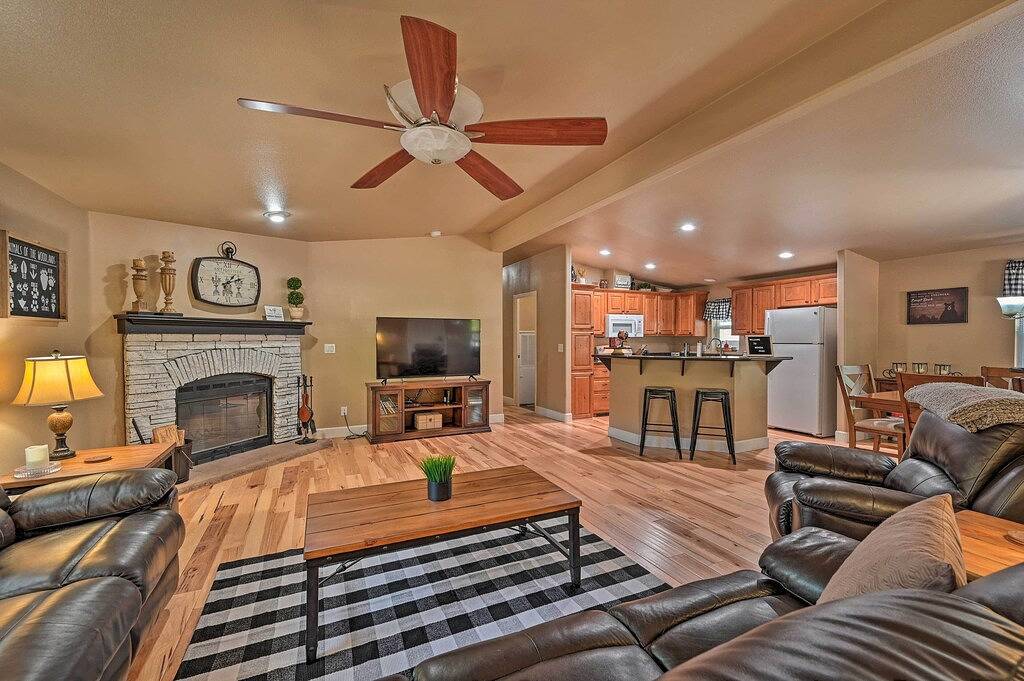 Near Hiking: Munds Park Cabin w/ Deck & Yard in Munds Park, Oak Creek Canyon