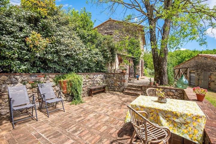 Agriturismo per 6 persone, con giardino e piscina in Chiusdino