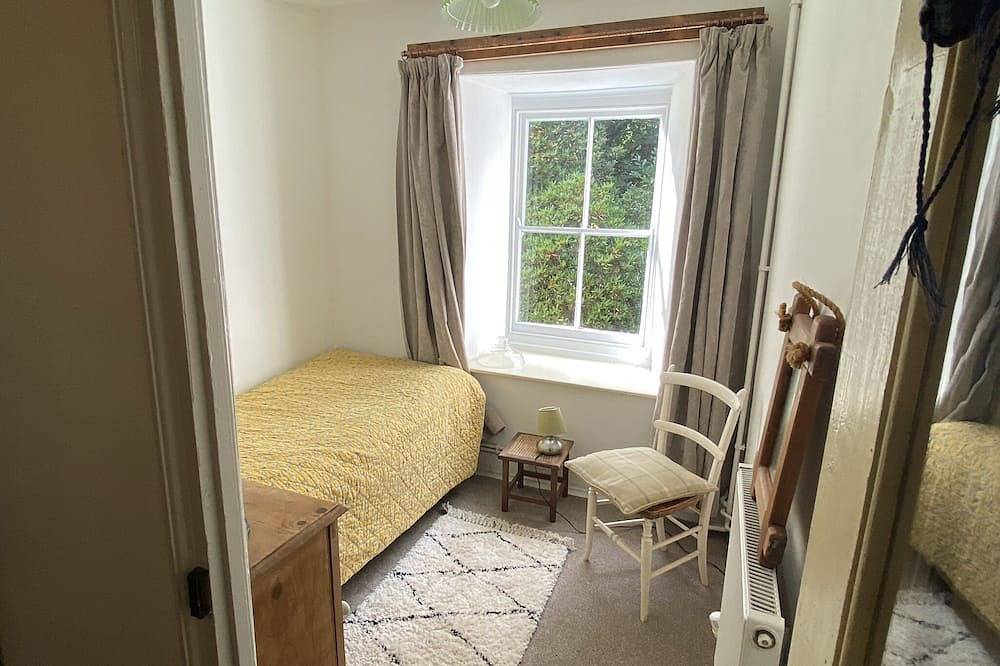 Superb country house with extensive grounds. Sleeps 13 + in Carmarthenshire