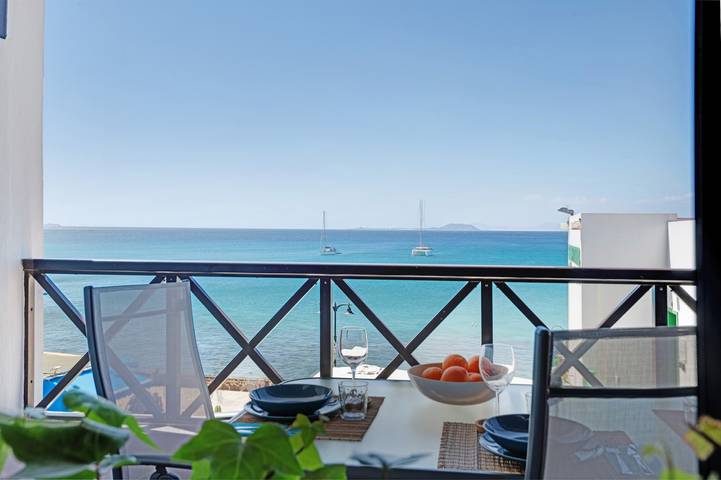 Entire apartment, Vacation Apartment 'La Estrella Ii' with Sea View, Wi-Fi and Air Conditioning in Playa Blanca, Yaiza