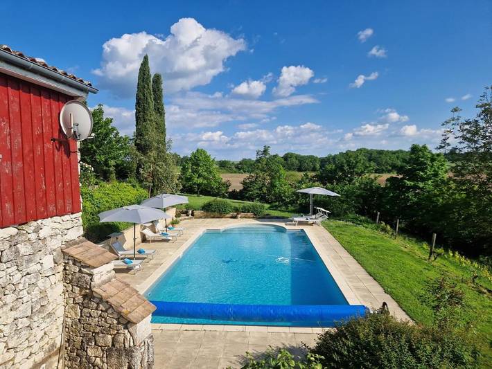 Location de vacances pour 2 personnes, avec Terrasse et Jardin ainsi que Piscine et Vue à Singleyrac