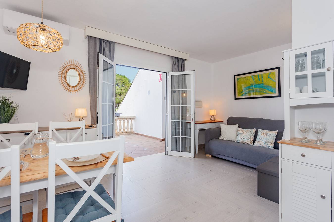Entire apartment, Apartment 'Marlena' with Shared Pool, Wi-Fi, Air Conditioning, Ground Floor Terrace in Cala en Bosc, Ciutadella