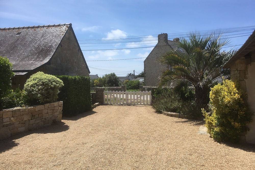 Authentic Breton village and small house by the sea in Plouharnel, Côte des Mégalithes