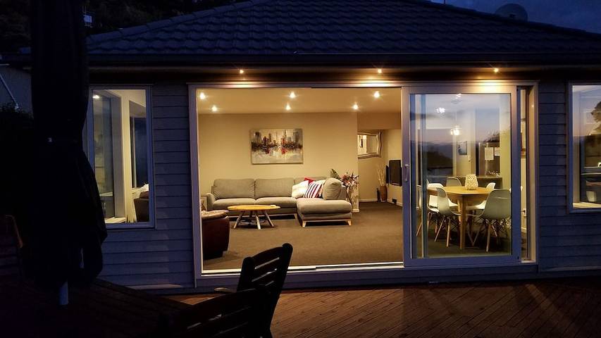 Holiday home for 7 people, with pool and garden as well as hot tub in Nelson (New Zealand)