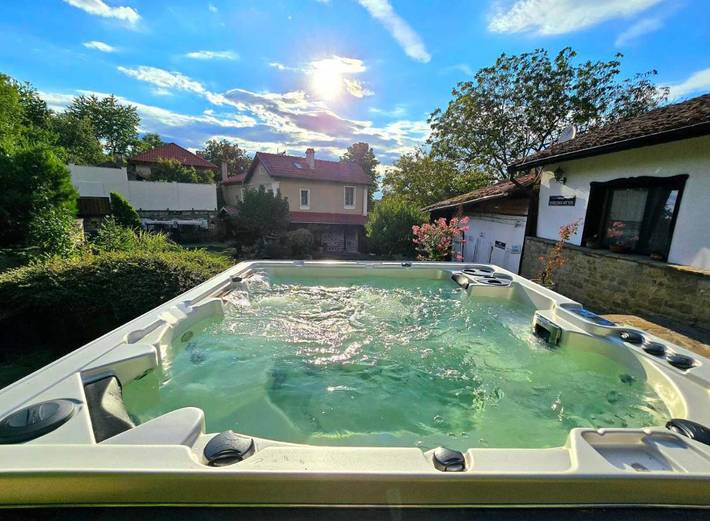 Location de vacances pour 17 personnes, avec Jacuzzi et Terrasse ainsi que Jardin et Piscine dans Veliko Tarnovo