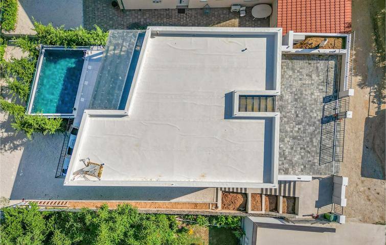 Urlaub am Meer: Modernes Apartment mit Pool und Sehenswürdigkeiten in der Nähe in Pridraga, Donji Karin