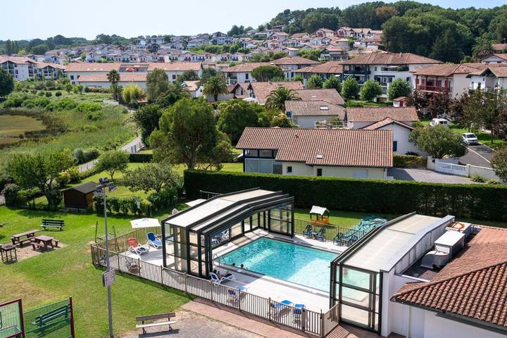 Parc de vacances pour 2 personnes, avec Jacuzzi et Terrasse ainsi que Jardin et Piscine au Pays basque