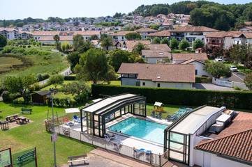 Parc de vacances pour 4 personnes, avec jacuzzi ainsi que piscine et jardin au Pays basque