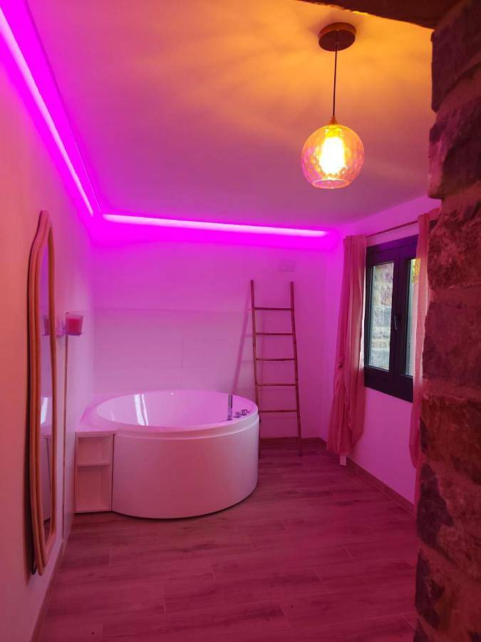 Hotel para 2 personas, con Balcón y Jacuzzi además de Terraza y Jardín en Provincia de Huesca - 3