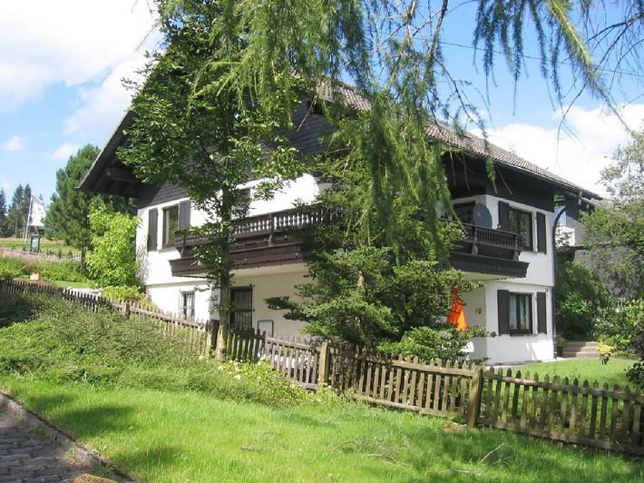 Ferienwohnung für 3 Personen, mit Balkon/Terrasse und Terrasse sowie Garten in Neuastenberg