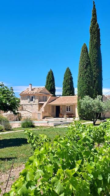 Gîte pour 6 personnes, avec jardin et balcon ainsi que jacuzzi et piscine dans le Vaucluse