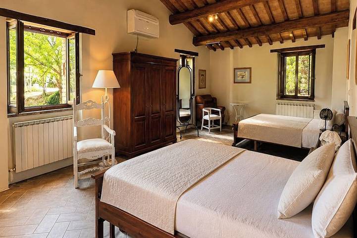 Vous découvrez une ferme en pierre nichée dans les collines de l'Ombrie in Montone, Valtiberina