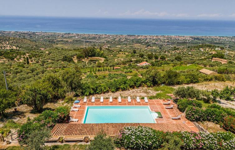 Appartamento intero, Accogliente appartamento con piscina, parcheggio e cucina, vicino al Ristorante Le Campanelle in Collesano, Provincia di Palermo