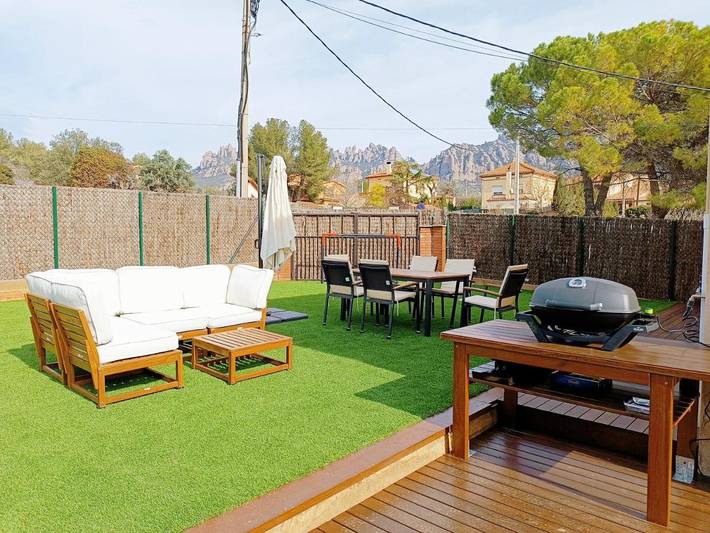 Location de vacances pour 6 personnes, avec Balcon et Terrasse ainsi que Jardin et Vue à El Bruc