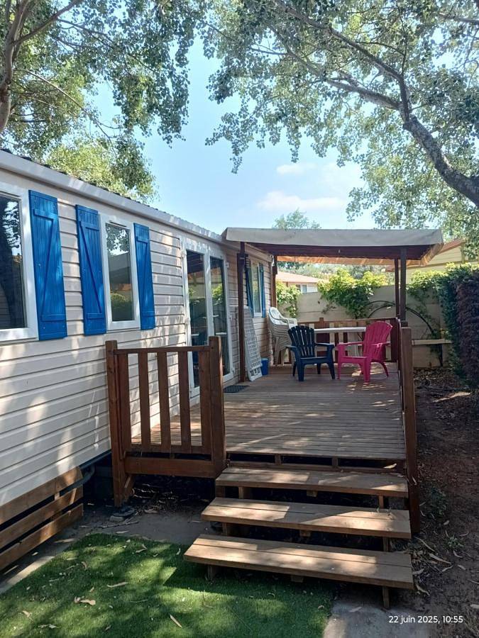 Camping pour 6 personnes, avec Terrasse et Jardin ainsi que Bassin pour enfant et Piscine dans Plages des Cabanes de Fleury