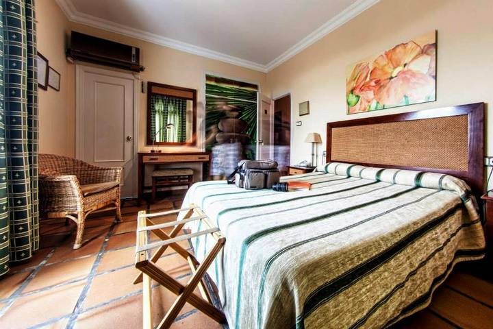 Hotel para 10 personas, con terraza además de jacuzzi y jardín - 1