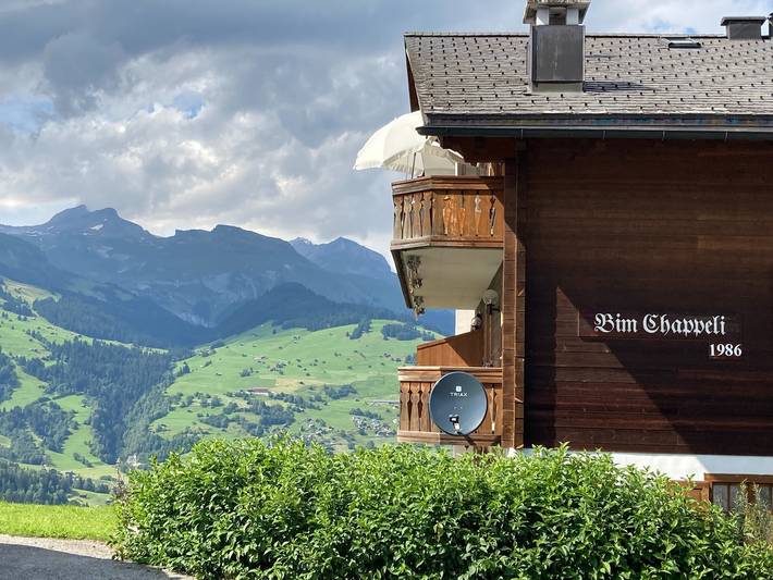 Ferienwohnung für 4 Personen, mit Balkon und Terrasse in Obersaxen-Affeier