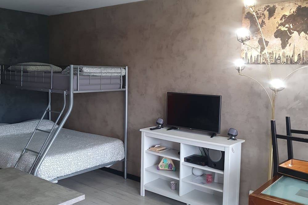 Entire apartment, \"Cosy & Modern\" Apartment with private parking and close to the Paris metro! in Le Kremlin-Bicêtre, Val-de-Marne