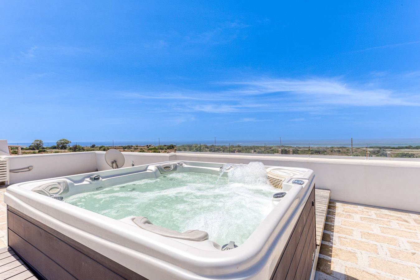 Large villa (2 apt) with pool & rooftop jacuzzi in Salve, Golfo de Tarento