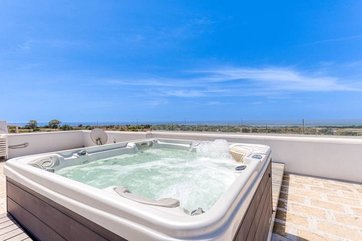 Large villa (2 apt) with pool & rooftop jacuzzi in Salve, Gulf of Taranto