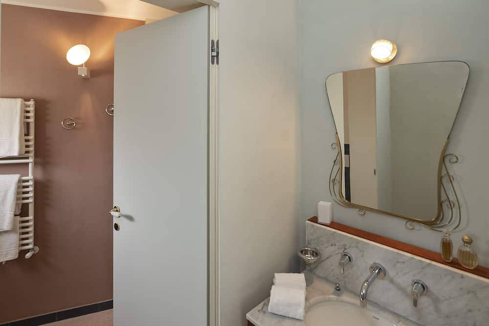 Ganze Wohnung, Calendula - Design apartment in historic building 5 min from Lecce in San Cesario di Lecce, Lecce Provinz