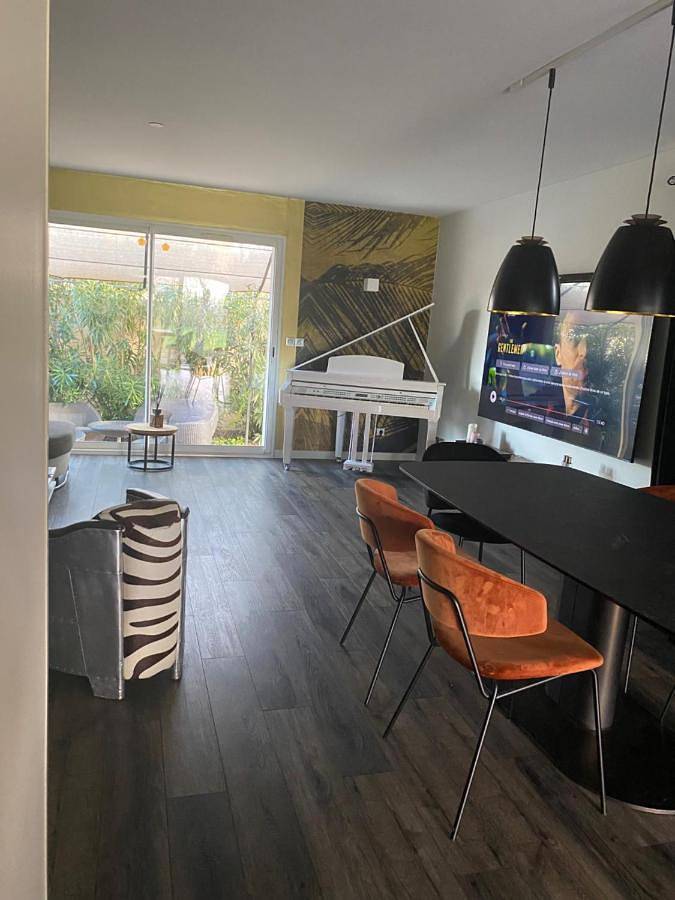 Location de vacances pour 8 personnes, avec piscine ainsi que vue et jardin, adapté aux familles à Istres - 4