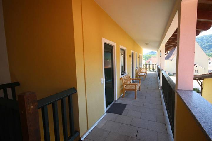 Gästehaus für 2 Personen, mit Balkon/Terrasse und Terrasse sowie Garten im Altmühltal