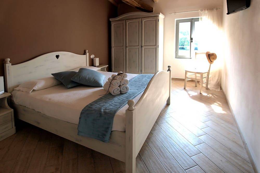 Chambres confortables à l'intérieur d'une ferme rénovée / piscine partagée in Gardone Riviera, Montagnes autour du lac de Garde