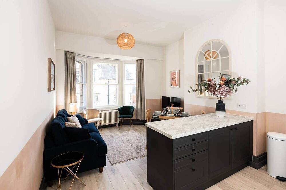 Ganze Wohnung, Stylish Grade Ii Listed 2 Bed Flat w. Roof Terrace in Salisbury, Wiltshire