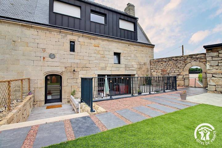 Gîte pour 10 personnes, avec terrasse ainsi que jardin et piscine à Pluméliau - 2