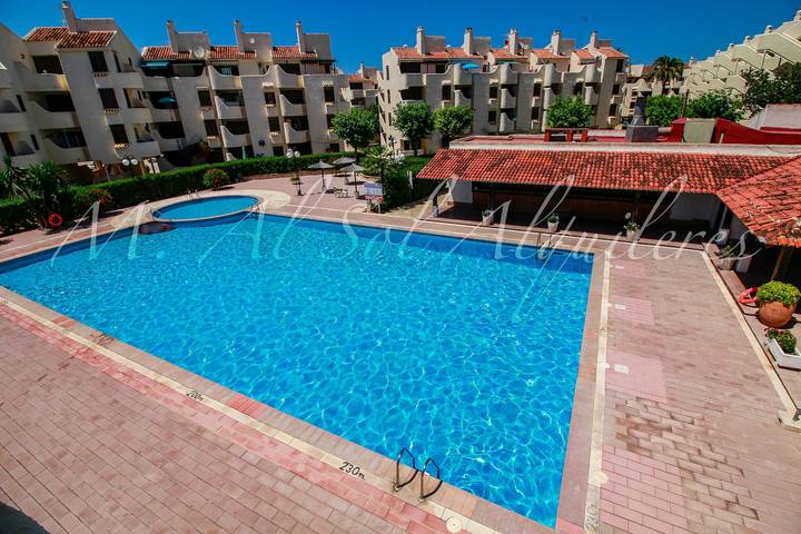 Apartamento entero, Apartamento 'Felicidad' con vistas a la montaña, Wi-Fi y aire acondicionado in Las Marinas, Dénia