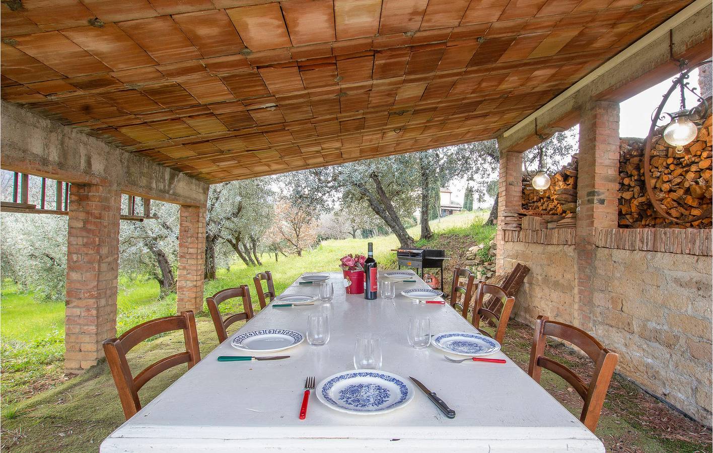 Geheel vakantieappartement, Tuinzicht appartement met parkeerplaats, AC & internet in Volterra, Provincie Pisa