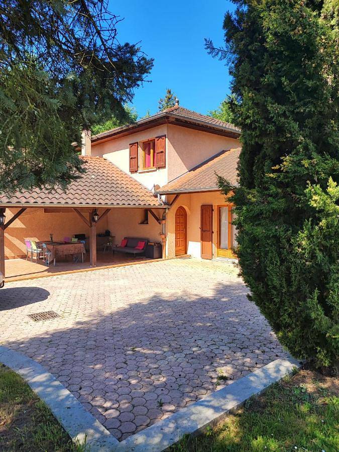Location de vacances pour 6 personnes, avec Terrasse ainsi que Jardin et Piscine à Saint-Chef
