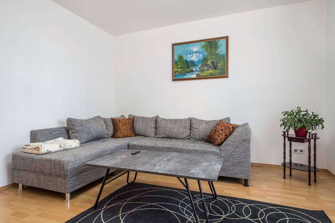 Ganze Wohnung, Ferienwohnung 'Grüne Oase' mit Gemeinschaftsterrasse, Gemeinschaftsgarten und Wlan in Friedrichshafen, Region Bodensee-Oberschwaben