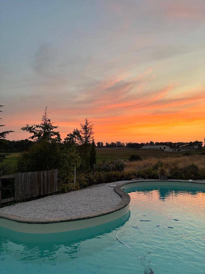 Location de vacances pour 6 personnes, avec jardin ainsi que vue et piscine à Belvèze