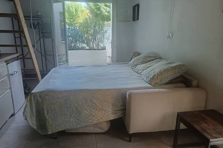 Entire apartment, Le patio de Gréasque - studio climatisé in Gréasque, Mediterranean Coast (France)
