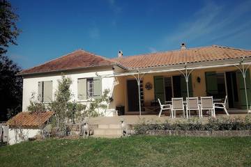 Location de vacances pour 12 personnes, avec terrasse ainsi que jardin et jacuzzi, animaux acceptés à Bourdeilles