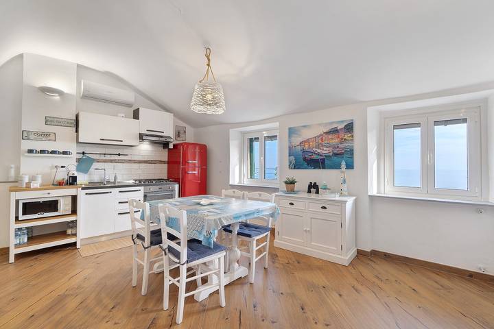 Appartamento intero, Appartamento 'Bedliving Nel Blu' con Vista Mare, Wi-Fi e Aria Condizionata in Ponente (Genova), Genoa