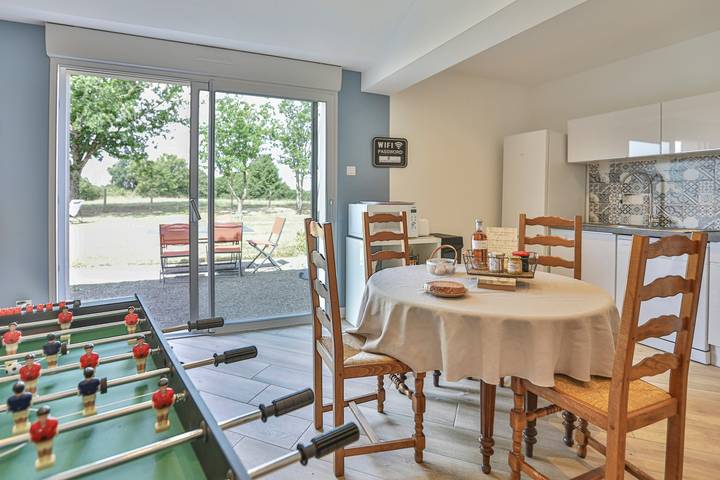 Mon Petit Paradis Cottage with Lake View, Wi-Fi, and Air Conditioning in Avrillé (Vendée), Vendée