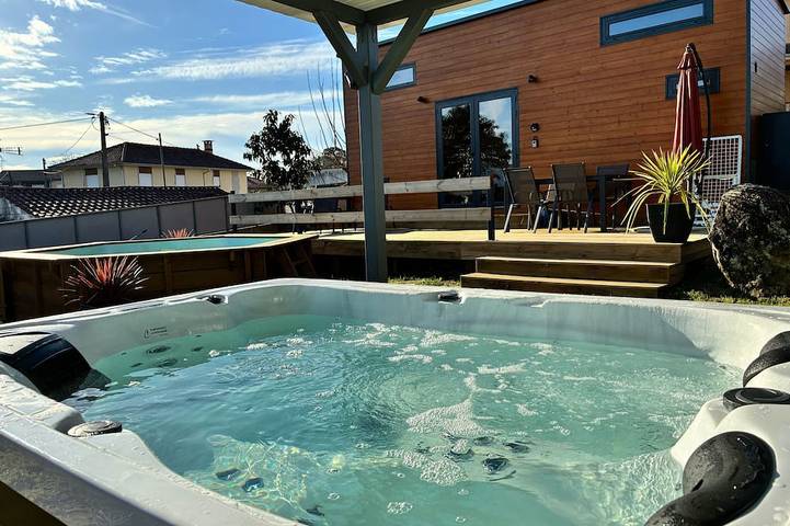 Chalet pour 4 personnes, avec jardin ainsi que jacuzzi et terrasse