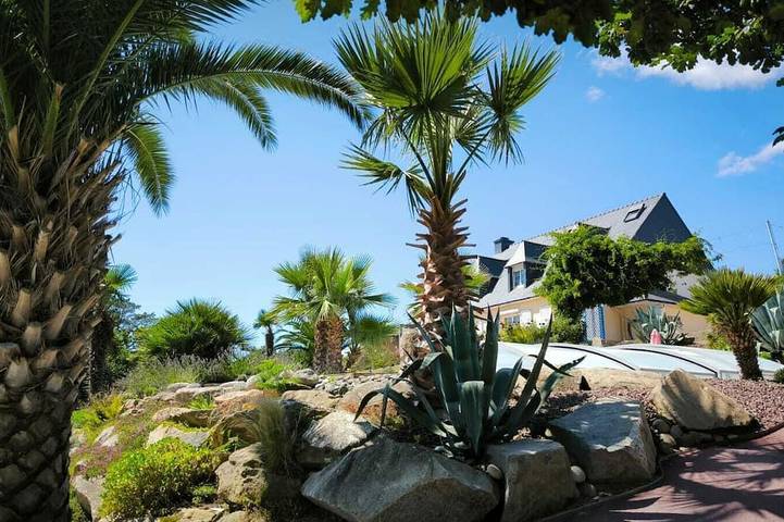 Gîte pour 2 personnes, avec Terrasse ainsi que Jardin et Piscine à Loperhet