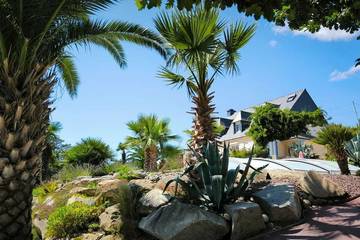 Gîte pour 2 personnes, avec piscine ainsi que terrasse et jardin à Loperhet
