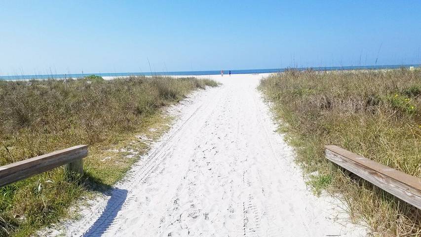 Vacation rental for 4 people, with terrace and pool in St. Pete Beach