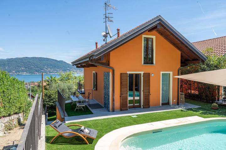 Villa per 9 persone, con Terrazza e Giardino nonché Piscina e Vista lago a Comune di Baveno